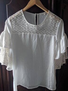 Violet & Claire White Crochet Ruffle Sleeve Blouse
